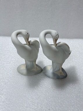 Vintage Lladro Goose "Little Duck"
Porcelain Collectible Figurines
Matte Finish